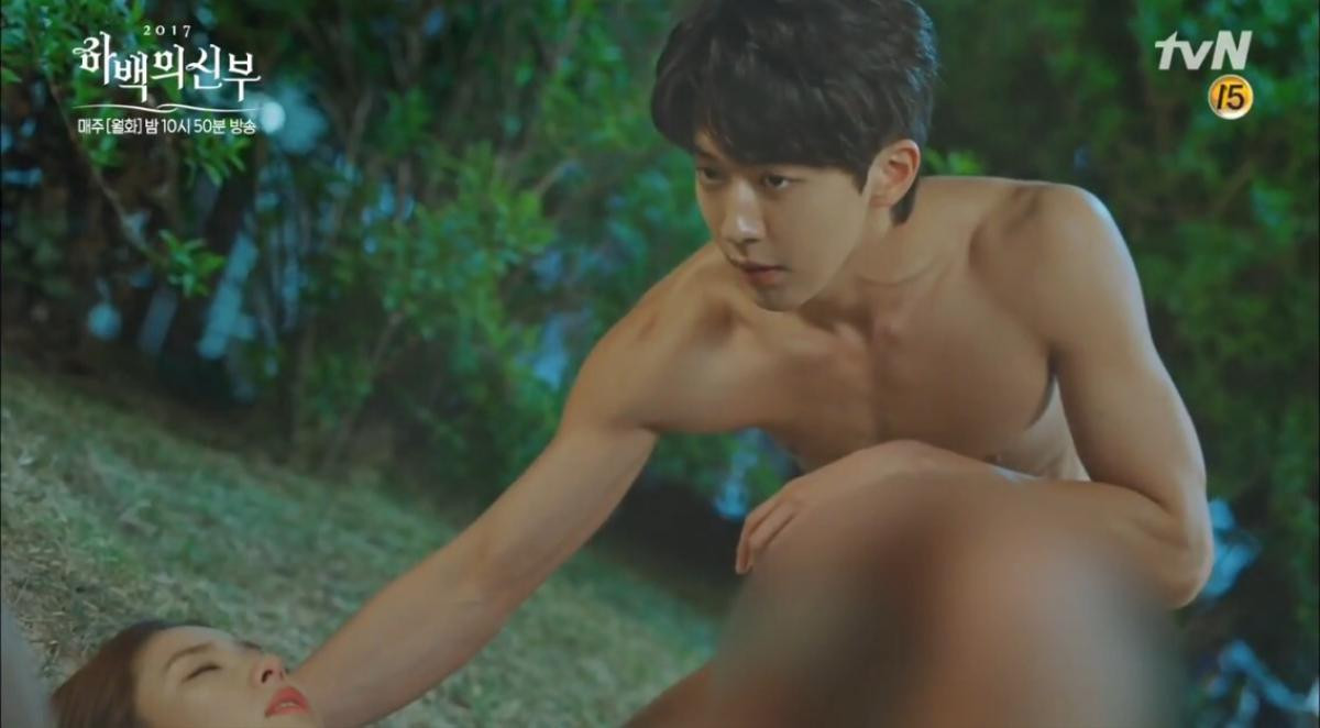 Fans sốc vì Nam Joo Hyuk nude ngay ở tập đầu 'Cô dâu thủy thần'! Ảnh 7