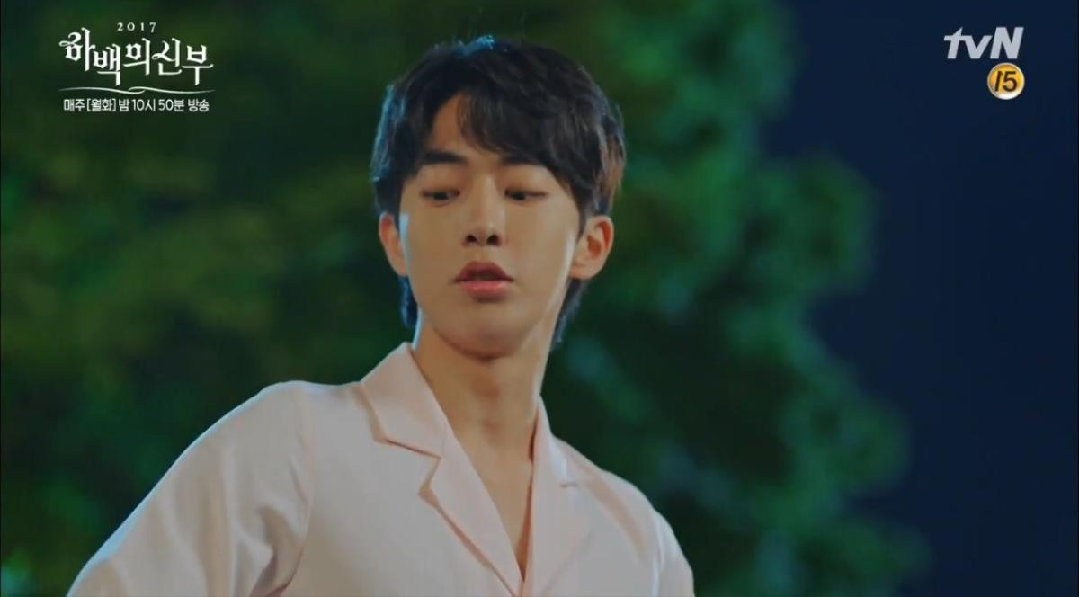 Fans sốc vì Nam Joo Hyuk nude ngay ở tập đầu 'Cô dâu thủy thần'! Ảnh 13