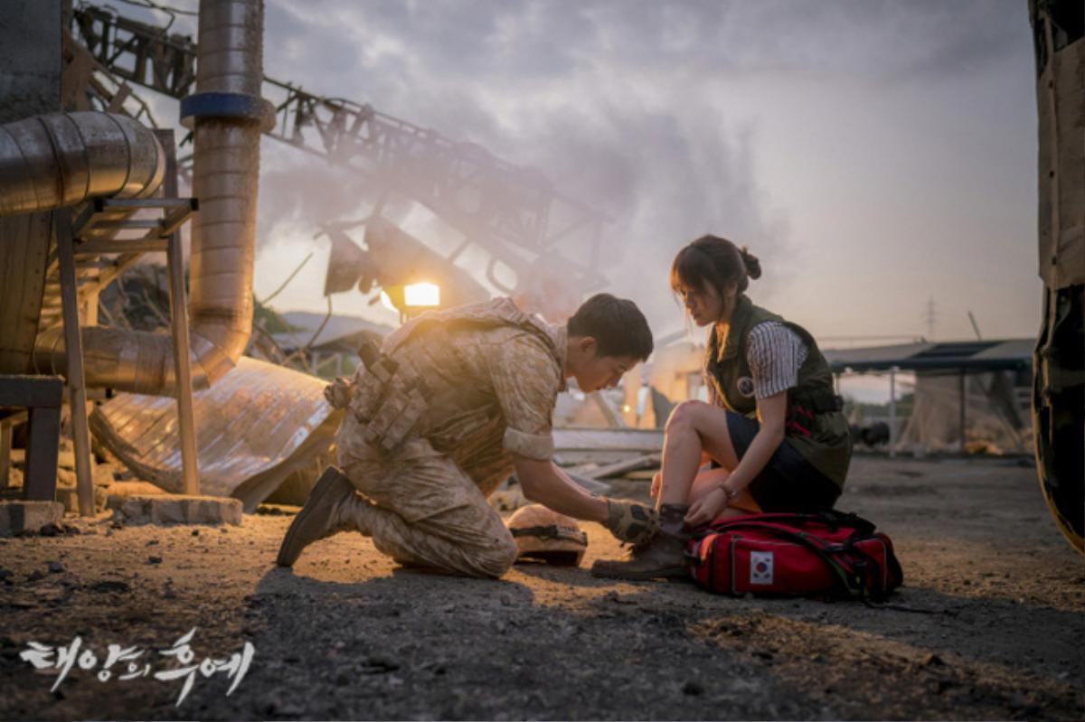 Song Joong Ki và Song Hye Kyo ly hôn nhưng khán giả sẽ không quên những cảnh ngọt ngào, tình bể bình trong phim 'Hậu duệ mặt trời' Ảnh 15