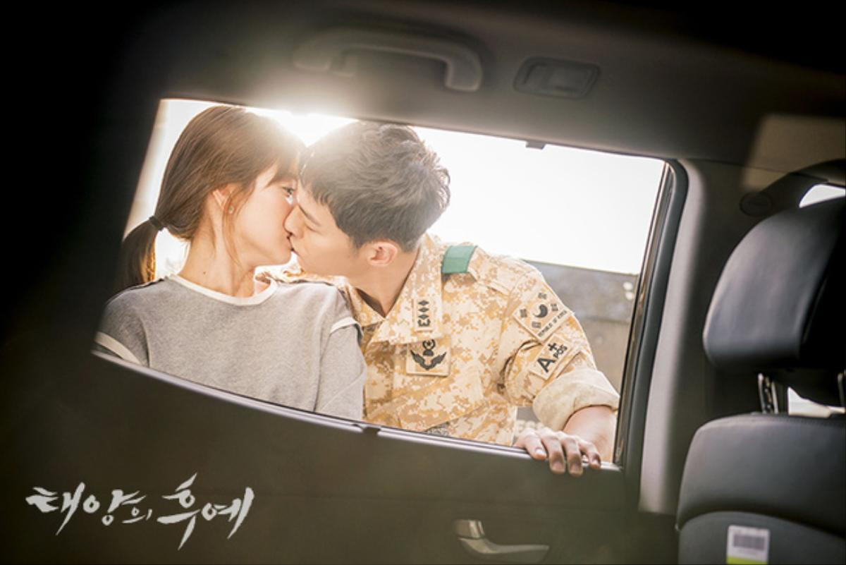 Song Joong Ki và Song Hye Kyo ly hôn nhưng khán giả sẽ không quên những cảnh ngọt ngào, tình bể bình trong phim 'Hậu duệ mặt trời' Ảnh 12