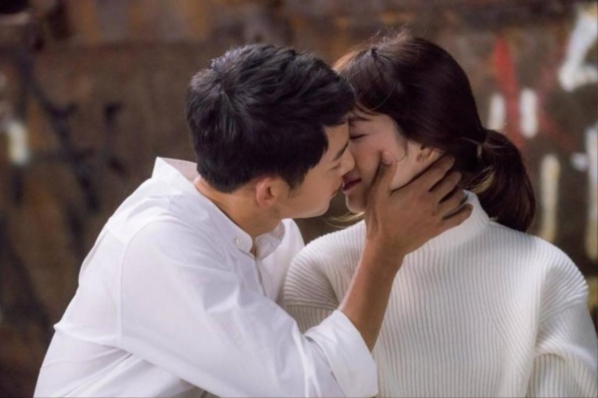 Song Joong Ki và Song Hye Kyo ly hôn nhưng khán giả sẽ không quên những cảnh ngọt ngào, tình bể bình trong phim 'Hậu duệ mặt trời' Ảnh 11