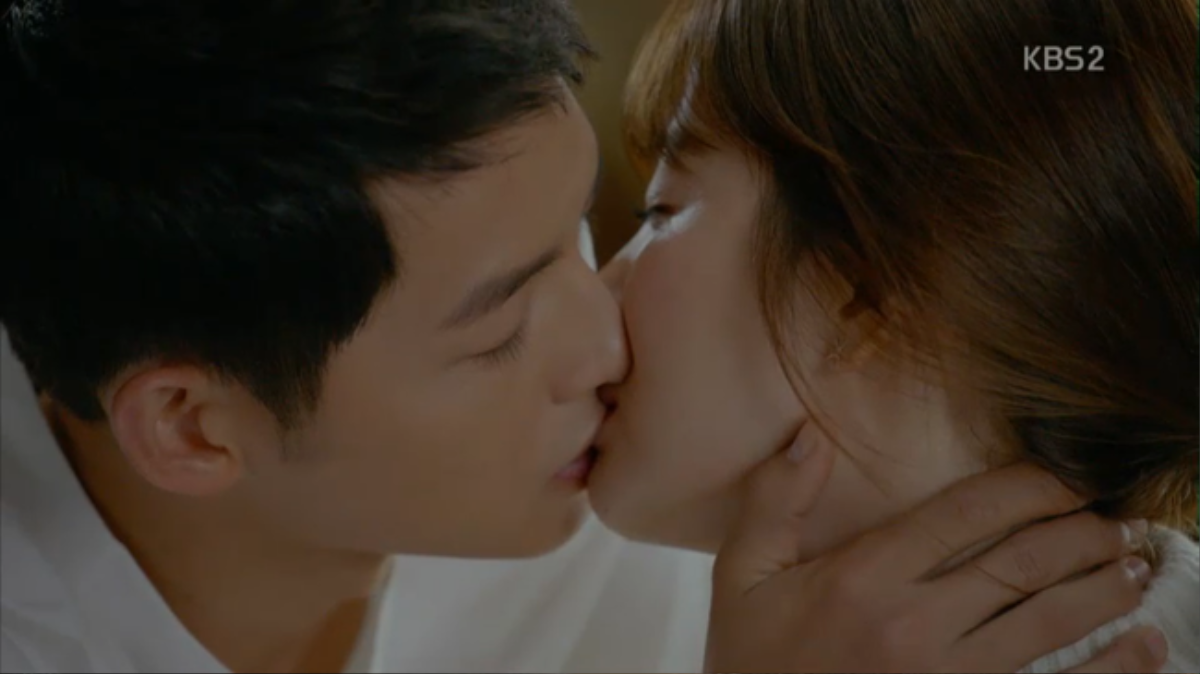 Song Joong Ki và Song Hye Kyo ly hôn nhưng khán giả sẽ không quên những cảnh ngọt ngào, tình bể bình trong phim 'Hậu duệ mặt trời' Ảnh 10