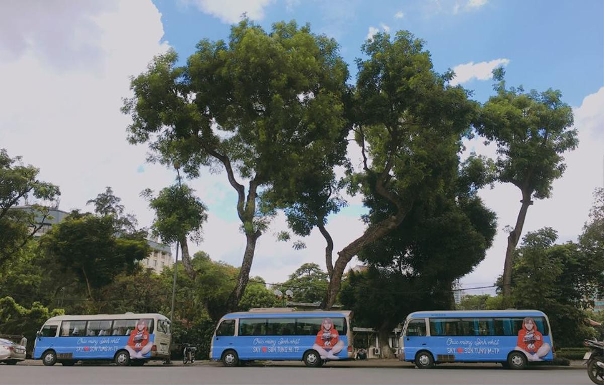 Sky 'chơi lớn' thuê hẳn 3 xe bus dán hình Sơn Tùng M-TP, diễu hành mừng sinh nhật Ảnh 2