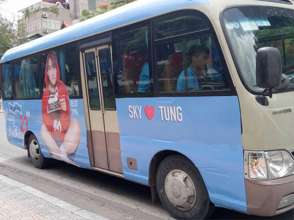 Sky 'chơi lớn' thuê hẳn 3 xe bus dán hình Sơn Tùng M-TP, diễu hành mừng sinh nhật Ảnh 3