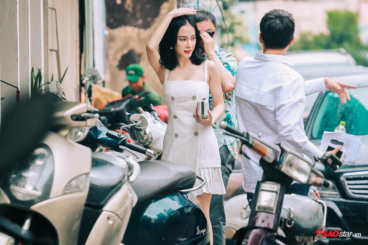 Bắt gặp Angela Phương Trinh ra sân bay đón đạo diễn người Hàn của phim 'Mùi ngò gai' đến Việt Nam Ảnh 5