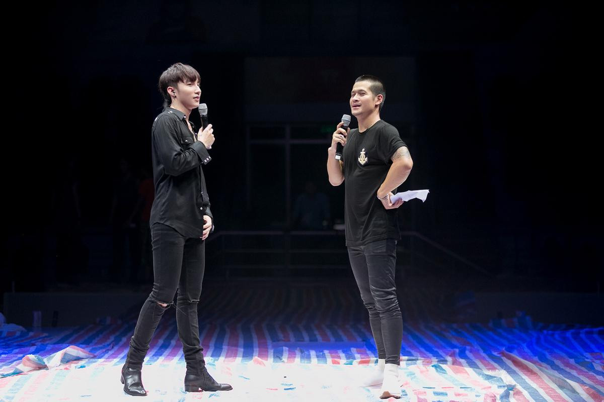 Sơn Tùng diện cây đen cực ngầu, tập luyện suốt 5 tiếng cho fan meeting Ảnh 5