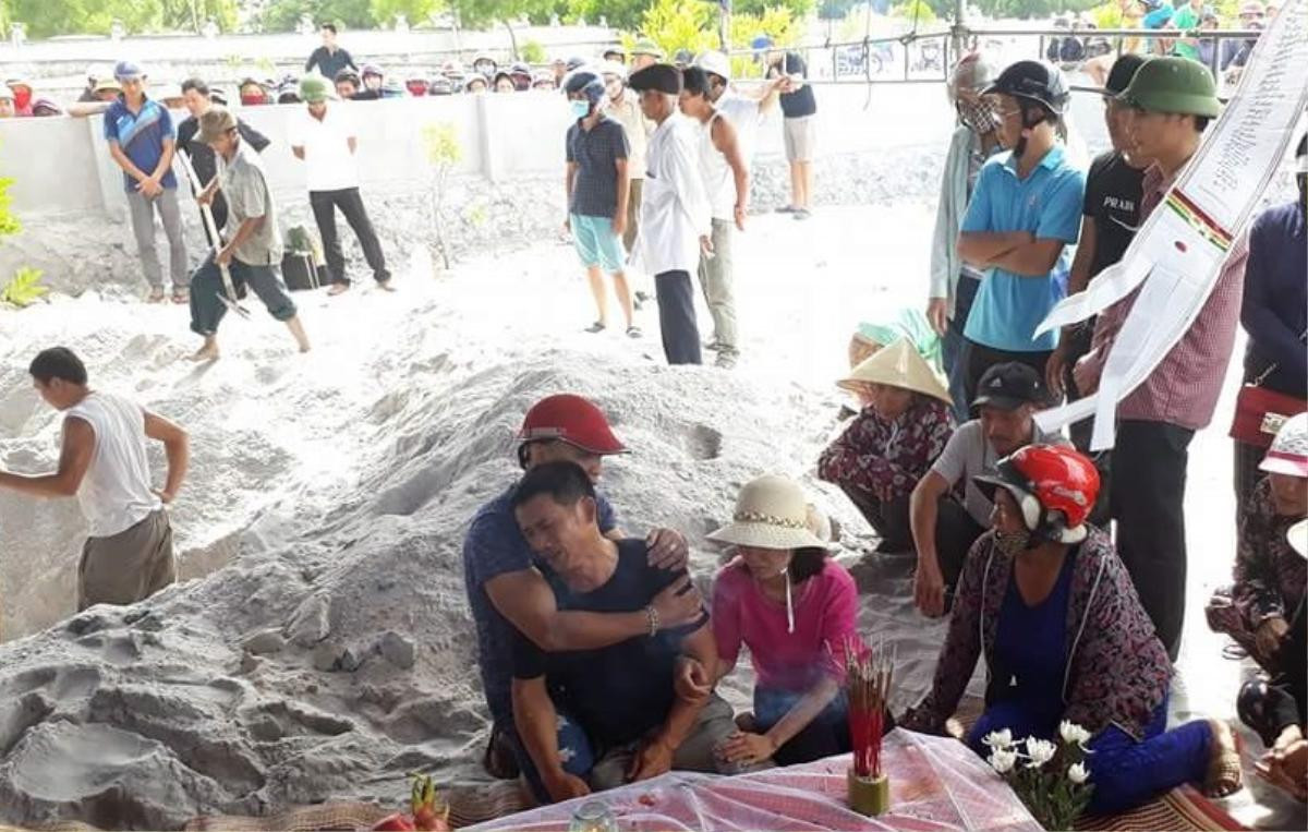 Cha khóc ngất bên quan tài bé trai mất tích ở Quảng Bình: 'Ba chờ con mãi mà con không về' Ảnh 3