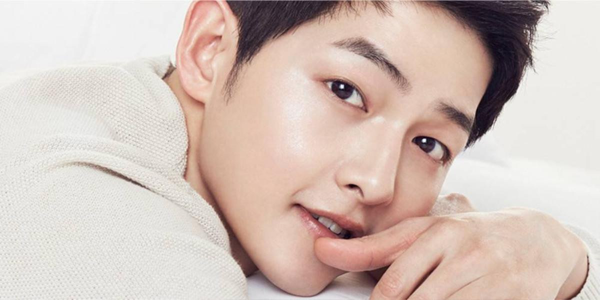 Fan tức giận ném hình Song Joong Ki vì dám kết hôn cùng đàn chị Ảnh 2