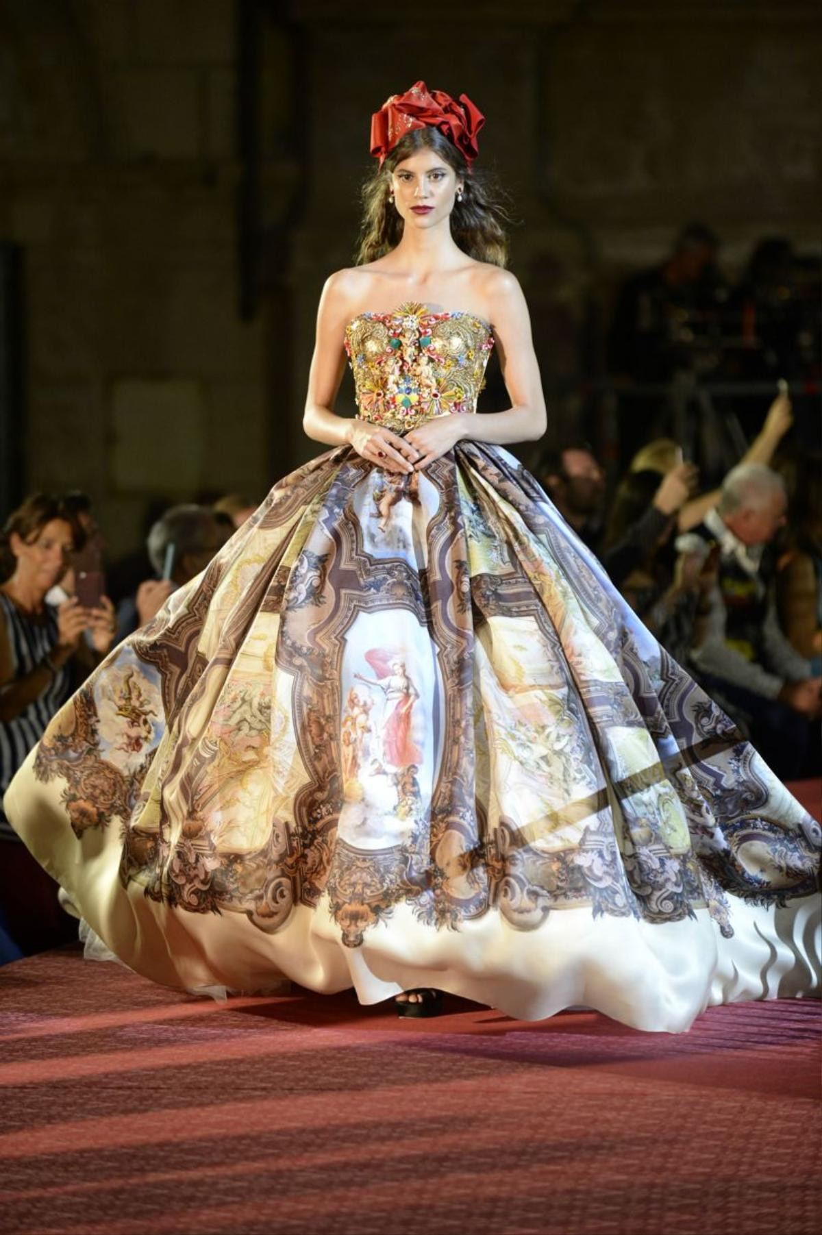 Dolce & Gabbana Alta Mode: Chìm đắm vào thiên đường xa hoa nơi hạ giới Ảnh 14