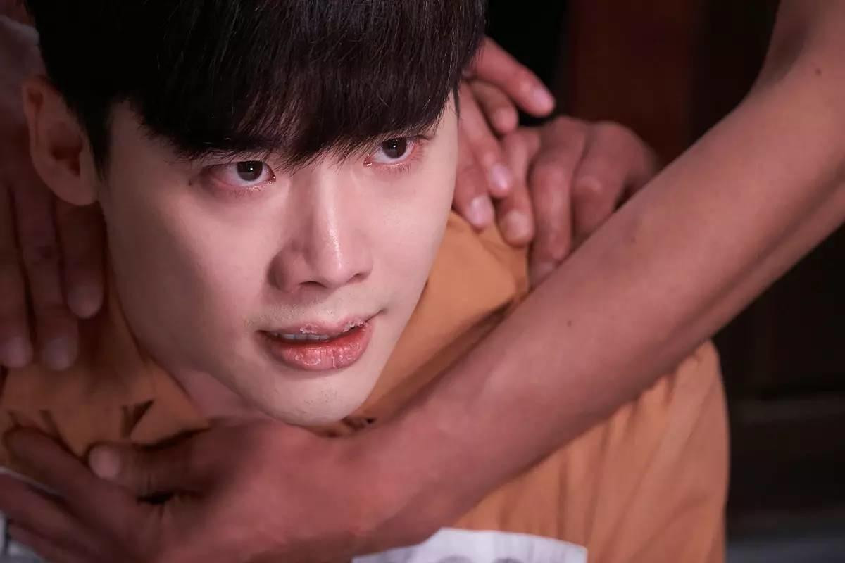 Bị tình nghi ở 'W', Lee Jong Suk thành sát nhân thật trong bom tấn 'V.I.P.'! Ảnh 6