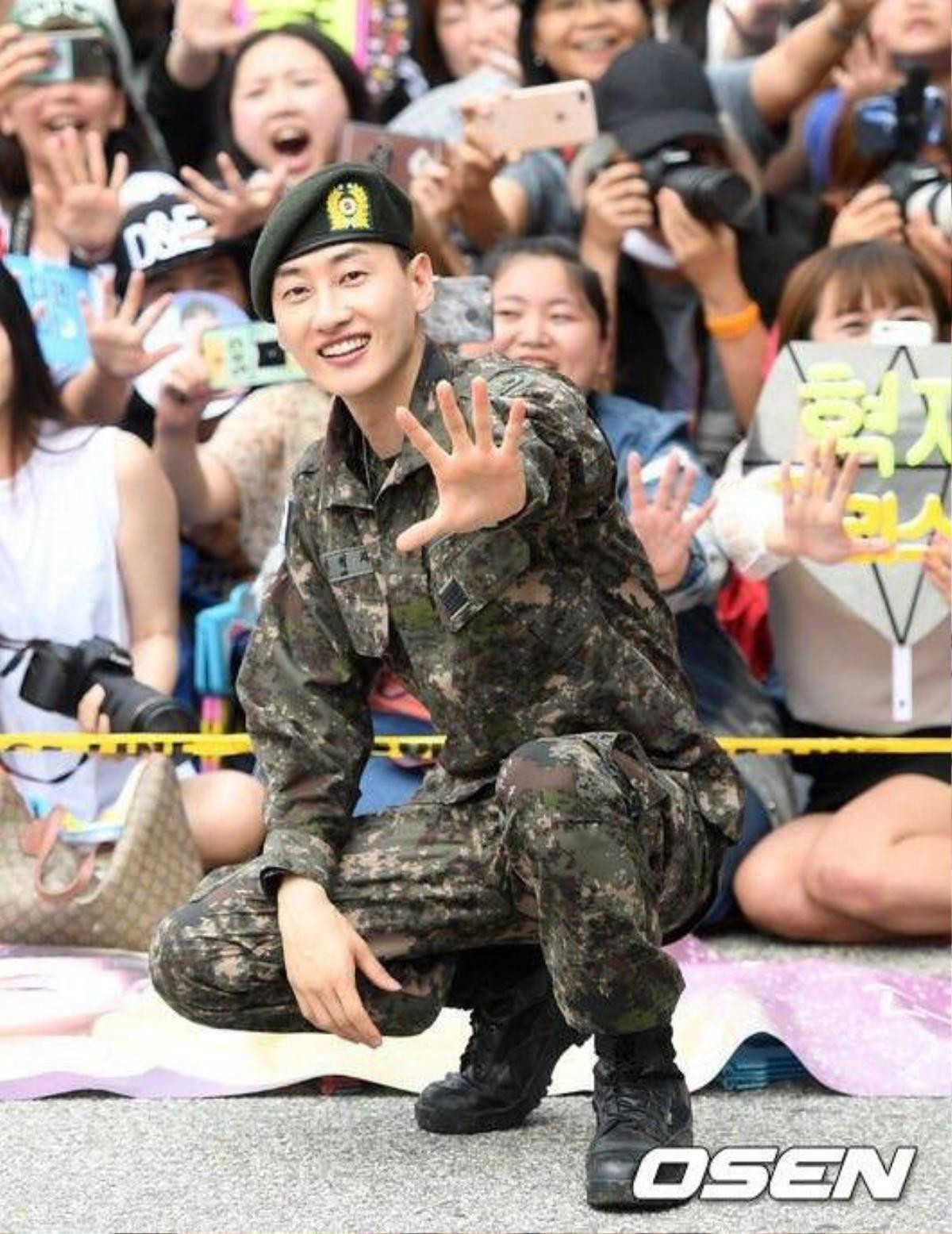 Eunhyuk vui mừng xuất ngũ trong vòng tay của các thành viên Super Junior Ảnh 1