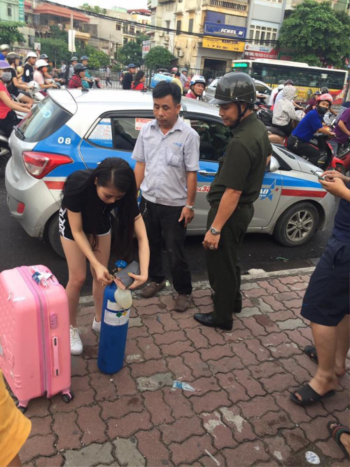 Nghiện bóng cười, 'hotgirl' ôm bình khí đi taxi từ Hà Nội về Nghệ An, nhờ cả công an thổi bóng giúp Ảnh 1