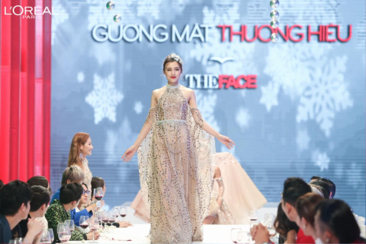 Cận cảnh top 8 The Face đẹp ngất ngây trong thử thách catwalk trên bàn tiệc Ảnh 1