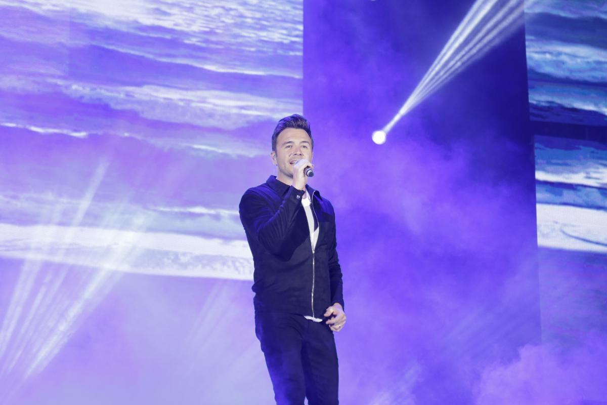 Shane Filan trở lại Việt Nam: Sau bao năm vẫn hát ngọt lịm 'My Love' thế này! Ảnh 1