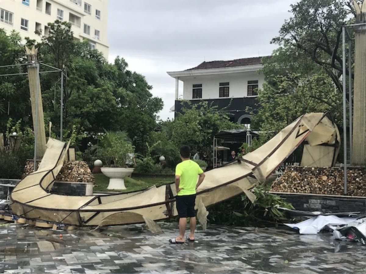 Nghệ An: Tan hoang sau bão, cây xanh bật gốc đè ô tô, người dân chặt cây tìm đường vào nhà Ảnh 9