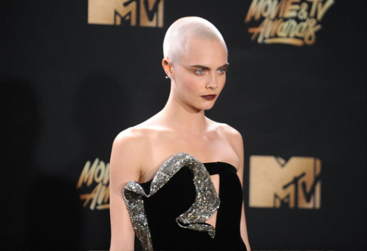 Từ ngày xuống tóc cạo đầu, chẳng hiểu sao Cara Delevingne cứ đẹp quá đáng! Ảnh 7