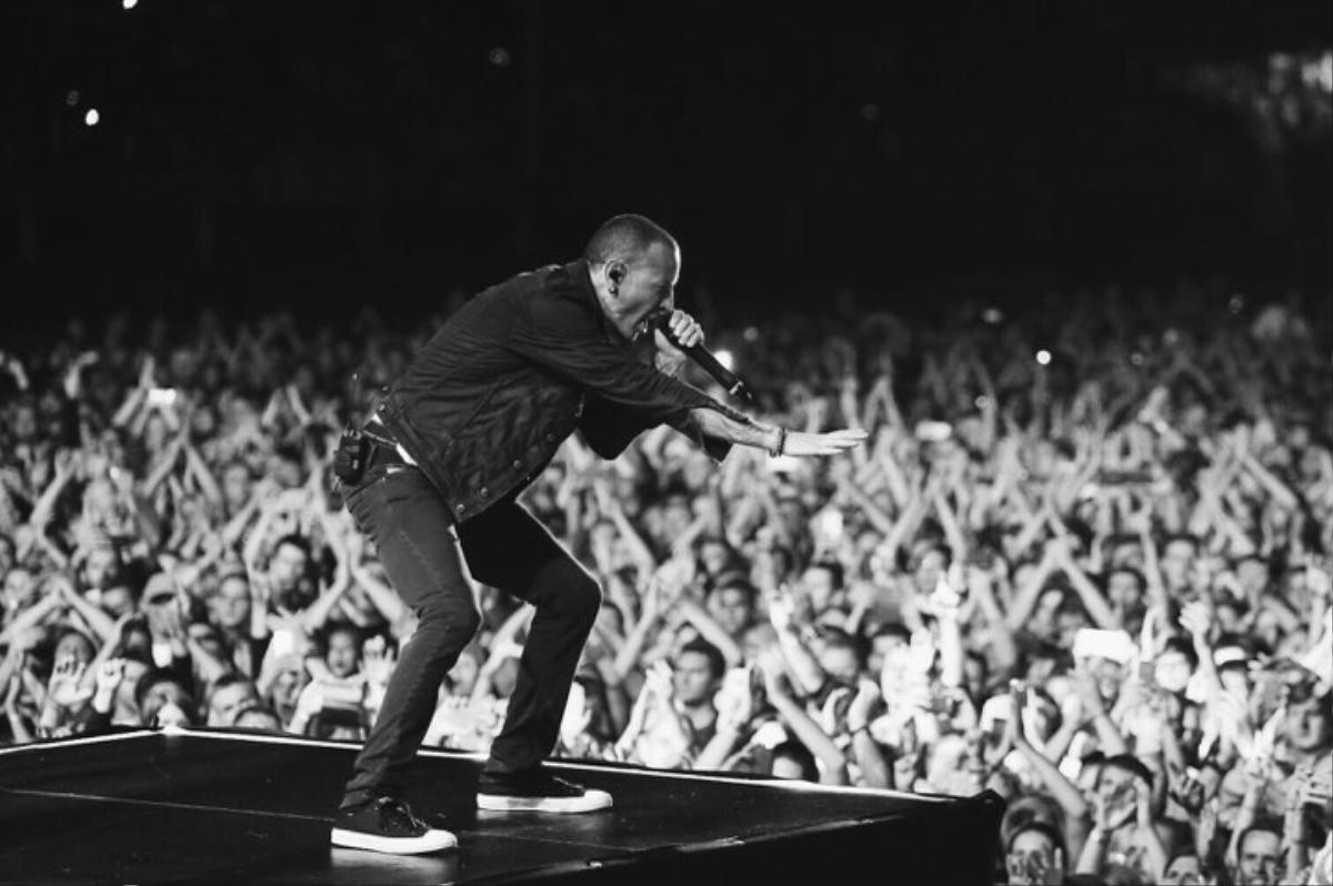 Ngày buồn của làng nhạc toàn cầu: Giọng ca chính của Linkin Park treo cổ tự tử! Ảnh 2