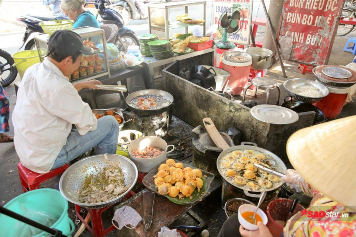 Quán bánh xèo vỉa hè phục vụ nhạc sống của cô chủ có giọng hát chẳng thua kém ca sĩ phòng trà Ảnh 4