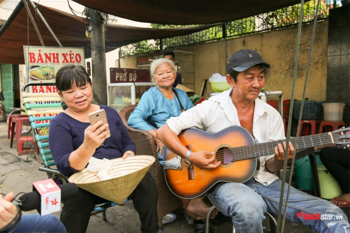 Quán bánh xèo vỉa hè phục vụ nhạc sống của cô chủ có giọng hát chẳng thua kém ca sĩ phòng trà Ảnh 7