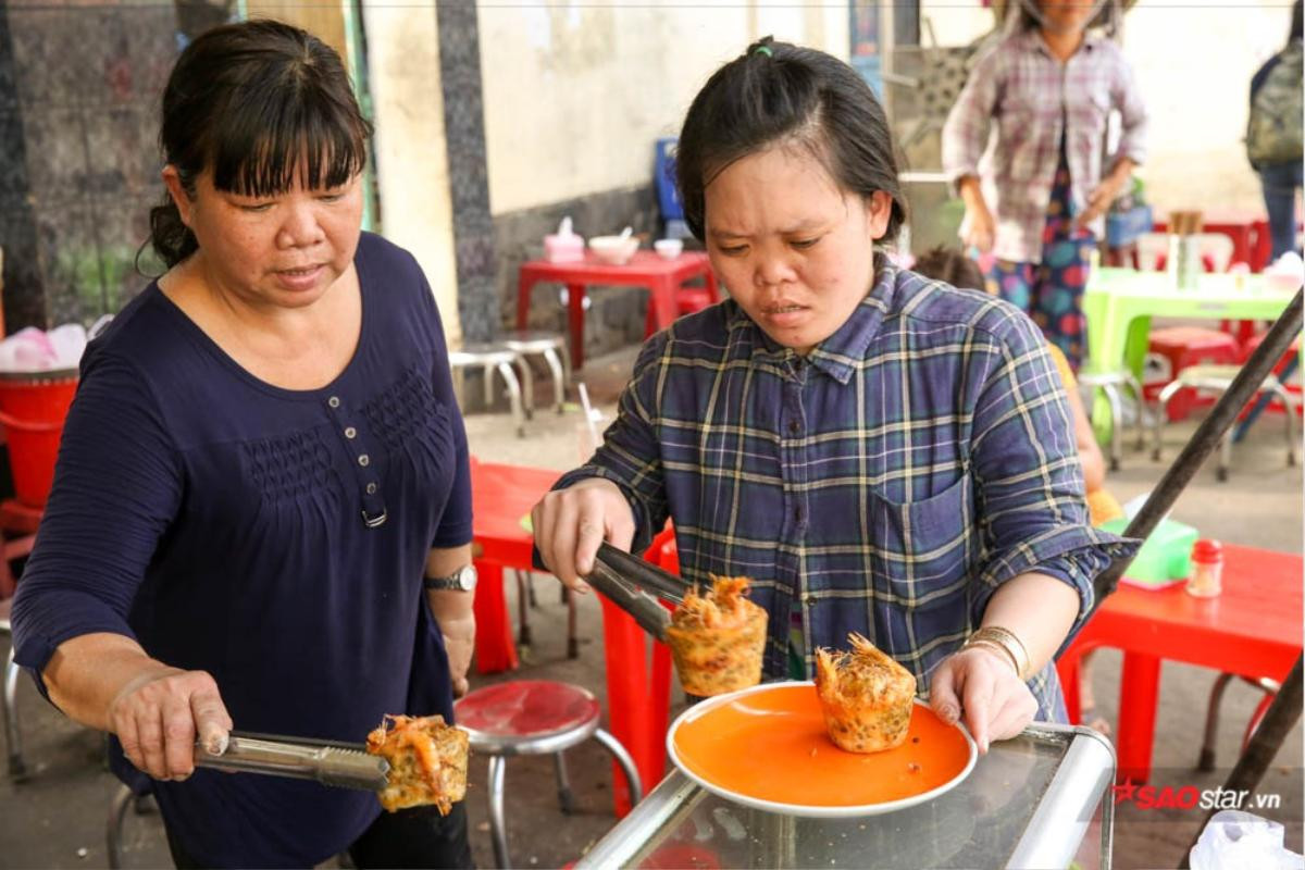 Quán bánh xèo vỉa hè phục vụ nhạc sống của cô chủ có giọng hát chẳng thua kém ca sĩ phòng trà Ảnh 9