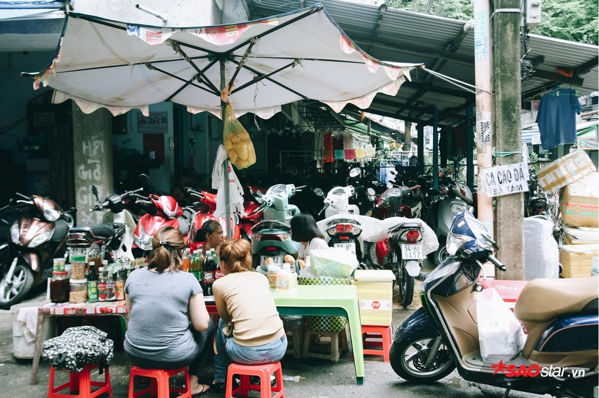 Cụ bà 22 năm gây ‘thương nhớ’ với món ca cao bánh mì độc nhất Sài Gòn bằng đôi tay 'biến dạng' Ảnh 11