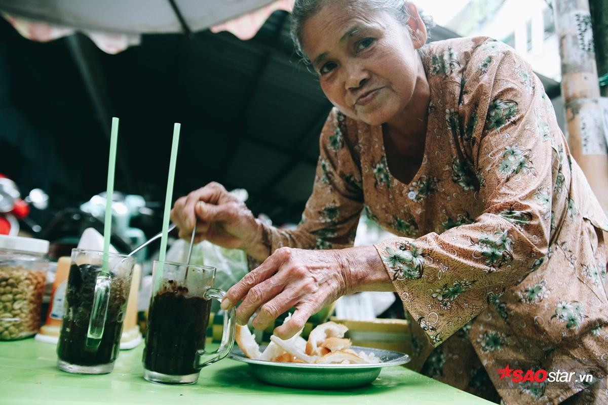 Cụ bà 22 năm gây ‘thương nhớ’ với món ca cao bánh mì độc nhất Sài Gòn bằng đôi tay 'biến dạng' Ảnh 6