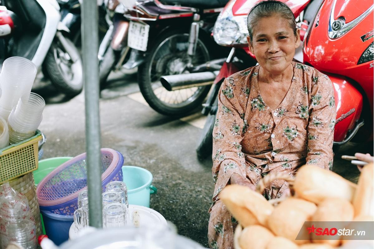 Cụ bà 22 năm gây ‘thương nhớ’ với món ca cao bánh mì độc nhất Sài Gòn bằng đôi tay 'biến dạng' Ảnh 2