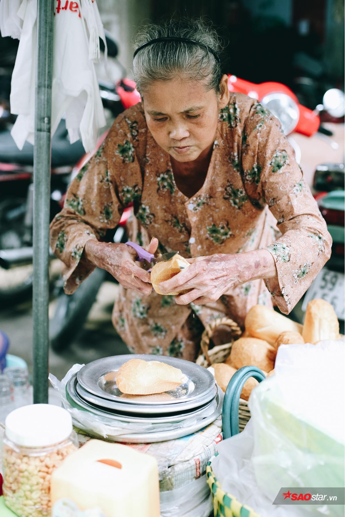 Cụ bà 22 năm gây ‘thương nhớ’ với món ca cao bánh mì độc nhất Sài Gòn bằng đôi tay 'biến dạng' Ảnh 5