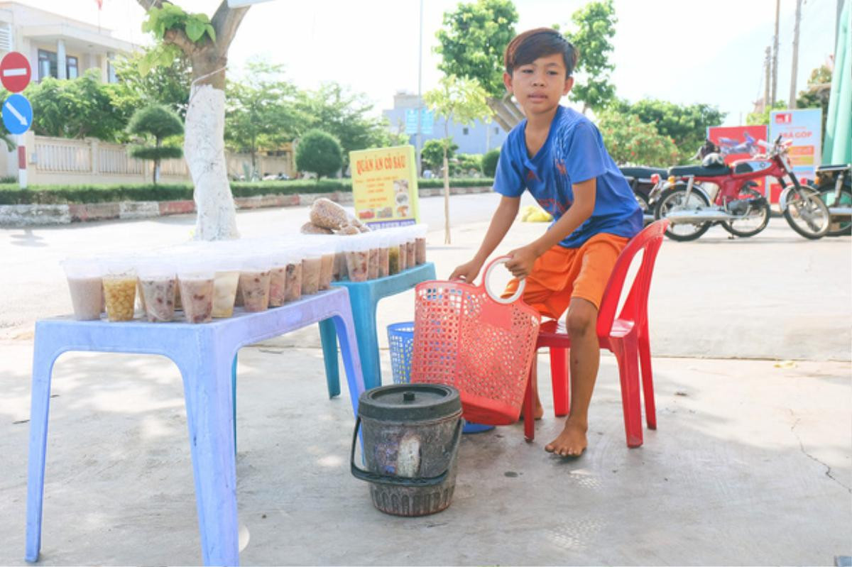 Hè của con nhà nghèo: Bán sen, bán trái cây, bán chè… nhưng vẫn vui biết bao vì giúp được bố mẹ Ảnh 12