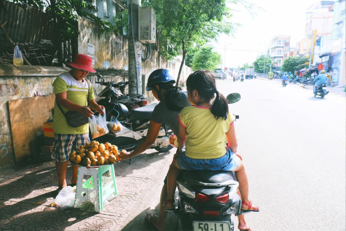 Hè của con nhà nghèo: Bán sen, bán trái cây, bán chè… nhưng vẫn vui biết bao vì giúp được bố mẹ Ảnh 3