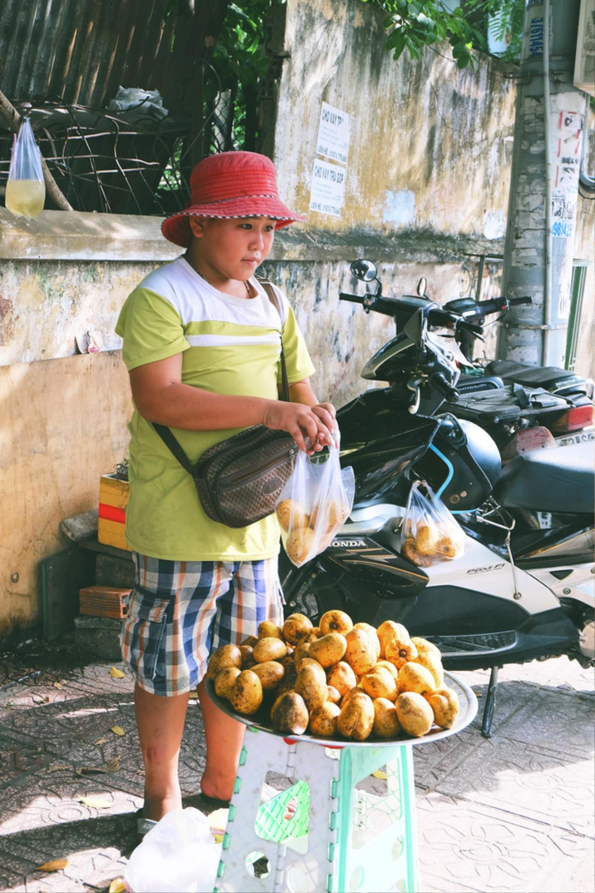 Hè của con nhà nghèo: Bán sen, bán trái cây, bán chè… nhưng vẫn vui biết bao vì giúp được bố mẹ Ảnh 14