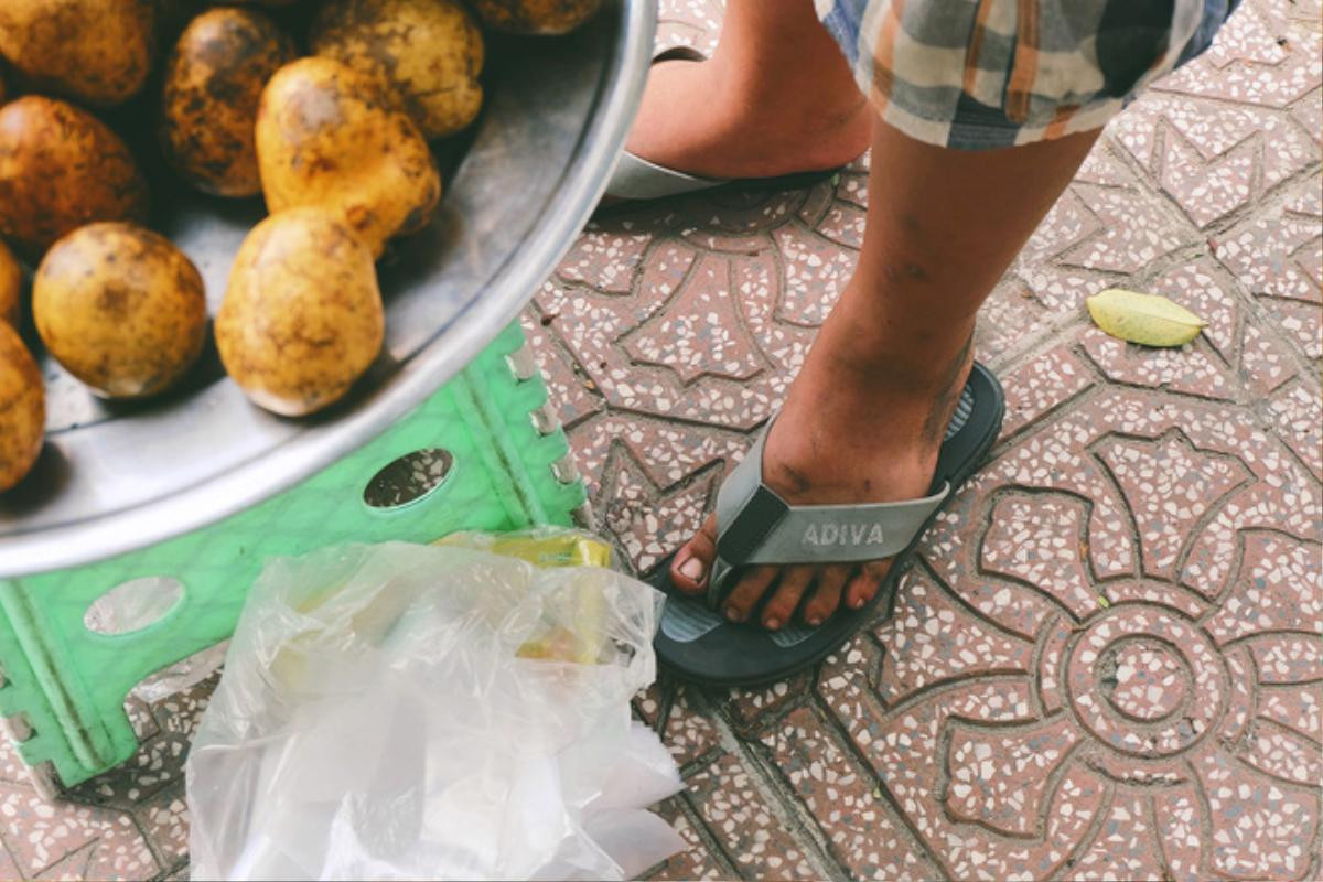 Hè của con nhà nghèo: Bán sen, bán trái cây, bán chè… nhưng vẫn vui biết bao vì giúp được bố mẹ Ảnh 15