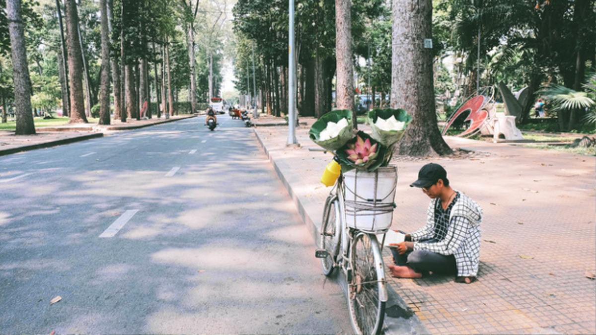 Hè của con nhà nghèo: Bán sen, bán trái cây, bán chè… nhưng vẫn vui biết bao vì giúp được bố mẹ Ảnh 1