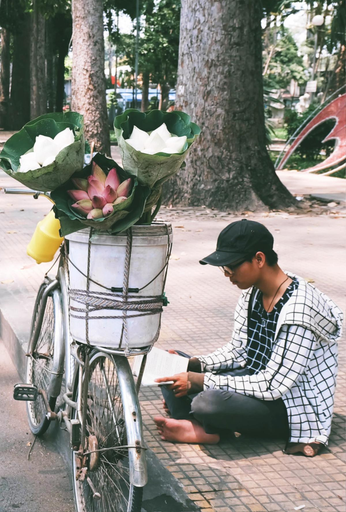 Hè của con nhà nghèo: Bán sen, bán trái cây, bán chè… nhưng vẫn vui biết bao vì giúp được bố mẹ Ảnh 17