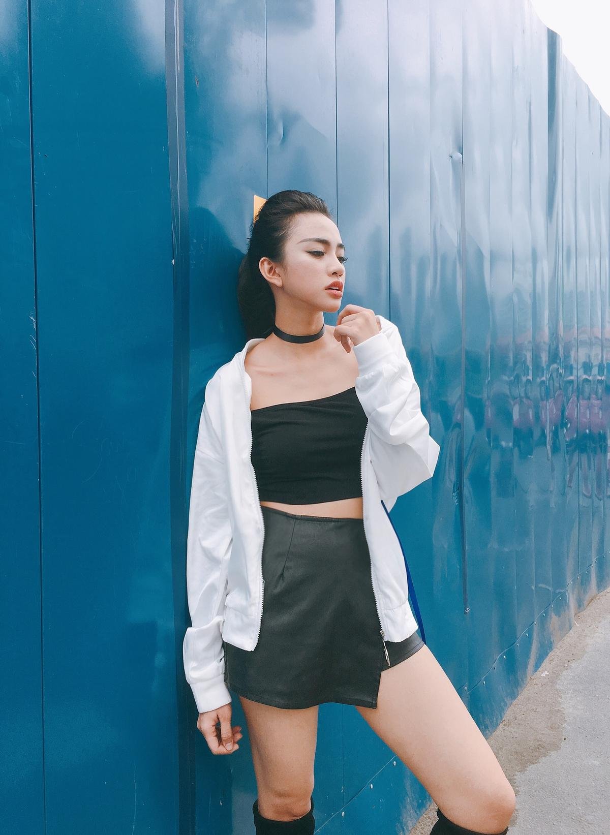 Thiên Nga khoe streetstyle đầy cá tính với hai sắc trắng - đen đối lập Ảnh 2