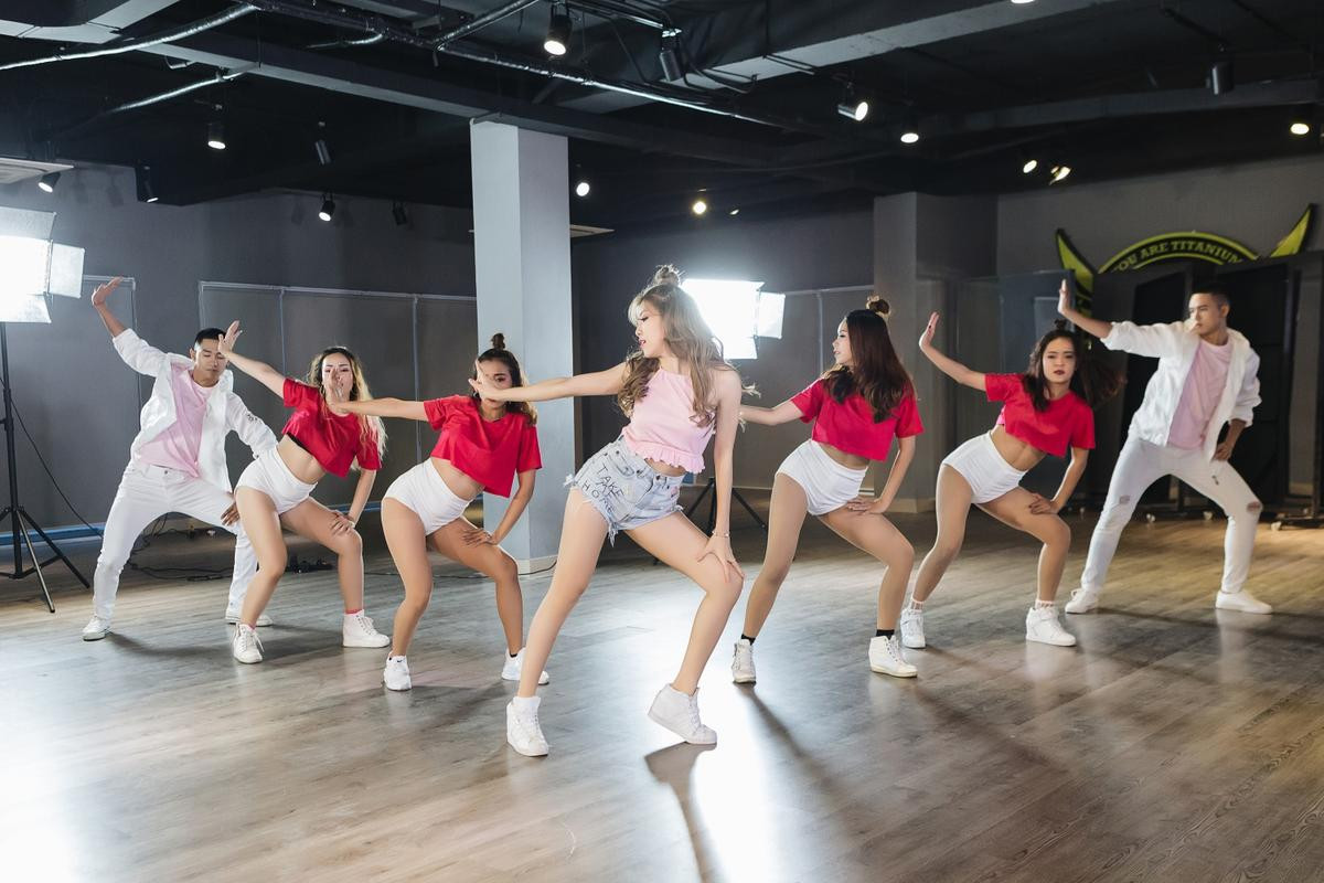 Trang Pháp gợi cảm trong phiên bản Dance Practice trước thềm tung MV chính thức Ảnh 8