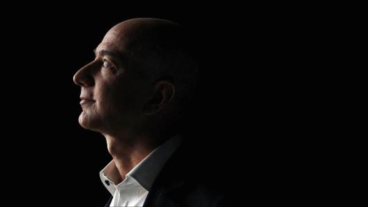 Jeff Bezos, ông chủ của Amazon vượt qua Bill Gates, chính thức trở thành người giàu nhất thế giới Ảnh 1