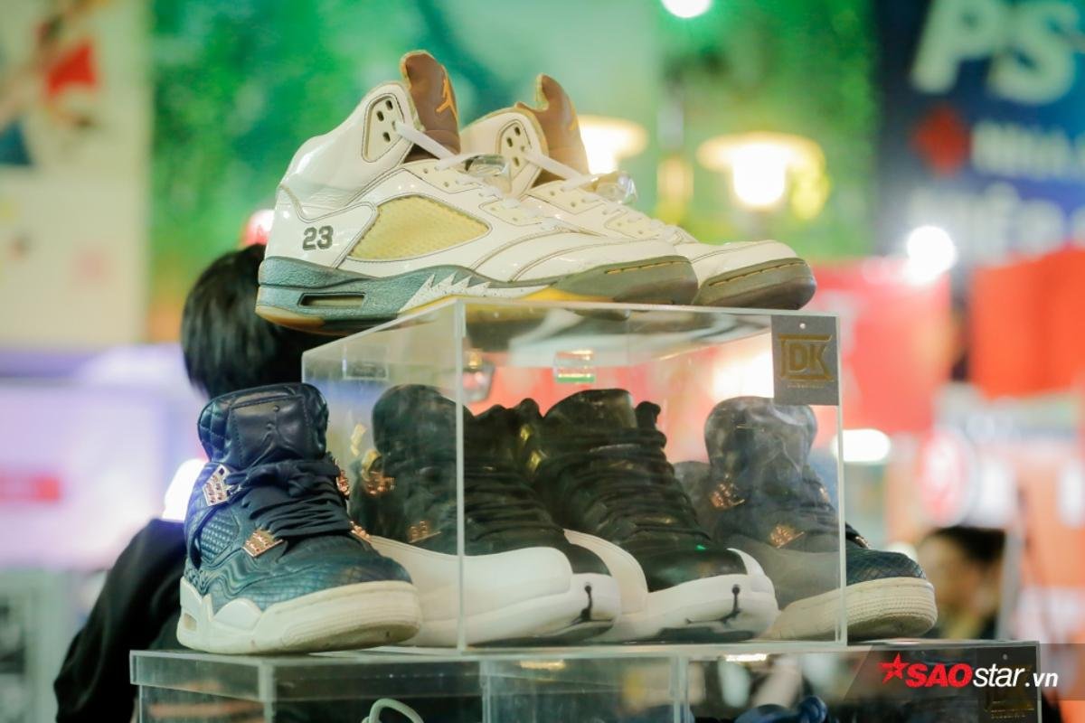 Sneaker Fest 2017: Có những mảng màu khác lạ giữa 'khu rừng đen' Ảnh 4