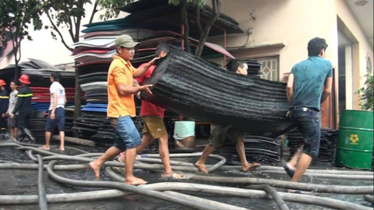 Chùm ảnh: Hàng trăm cảnh sát vất vả chữa cháy ở xưởng nhựa vùng ven Sài Gòn Ảnh 7