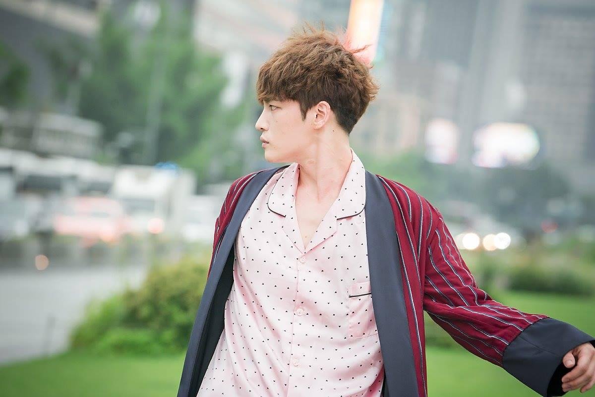 Jae Joong - Hết đáng yêu với pyjama hồng, lại làm 'soái ca' lạnh lùng chui từ… hố lên Ảnh 3