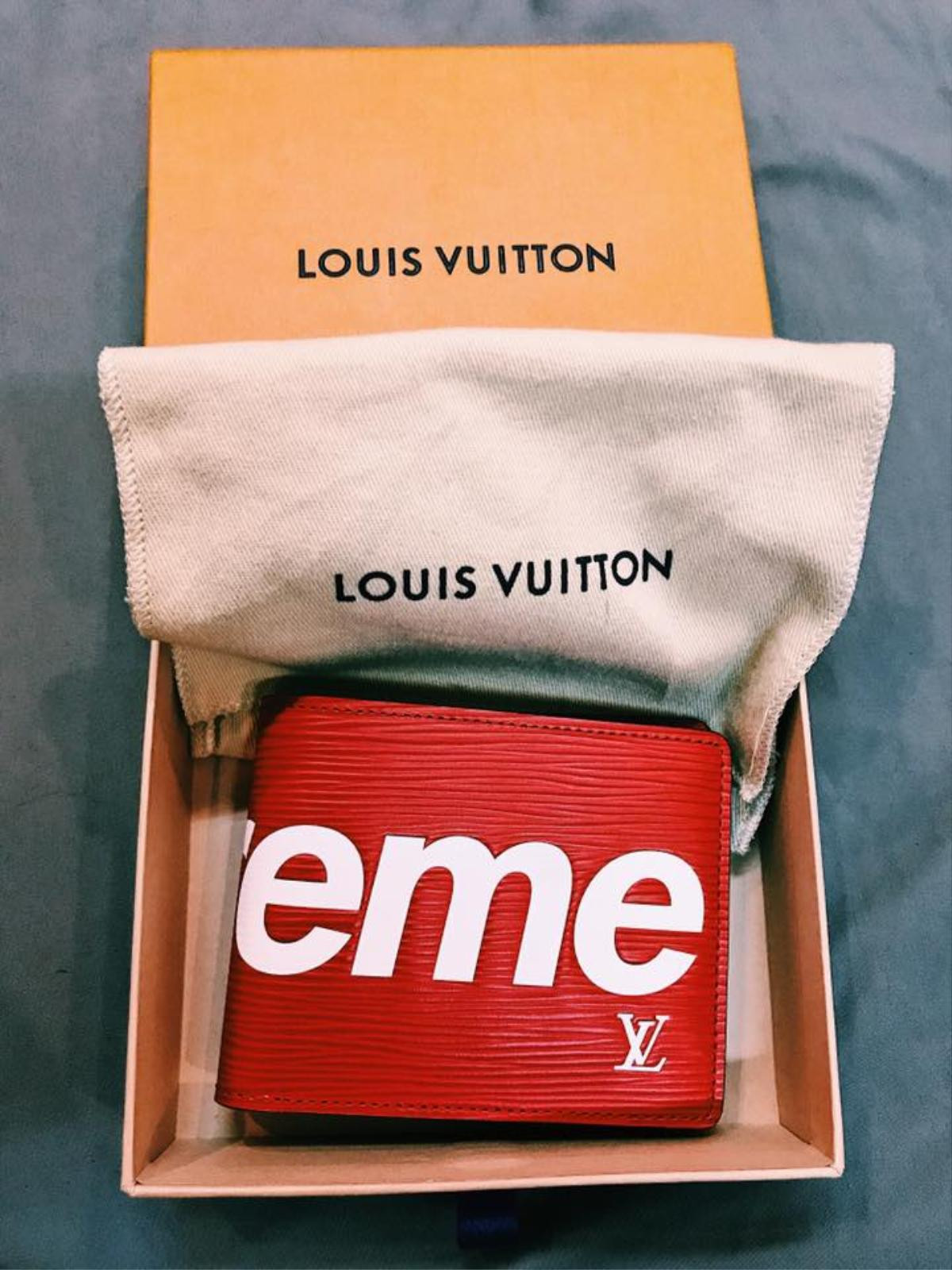 Một tháng trôi qua, điểm xem giới trẻ Việt Nam đã 'đắp' siêu phẩm Louis Vuitton x Supreme nào lên người? Ảnh 11