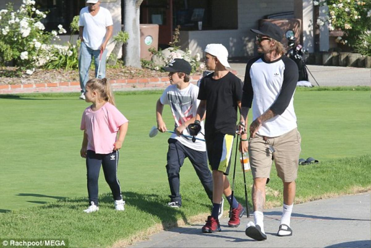 Dân mạng 'cầu xin' David Beckham đừng biến bé Harper thành golf thủ Ảnh 1