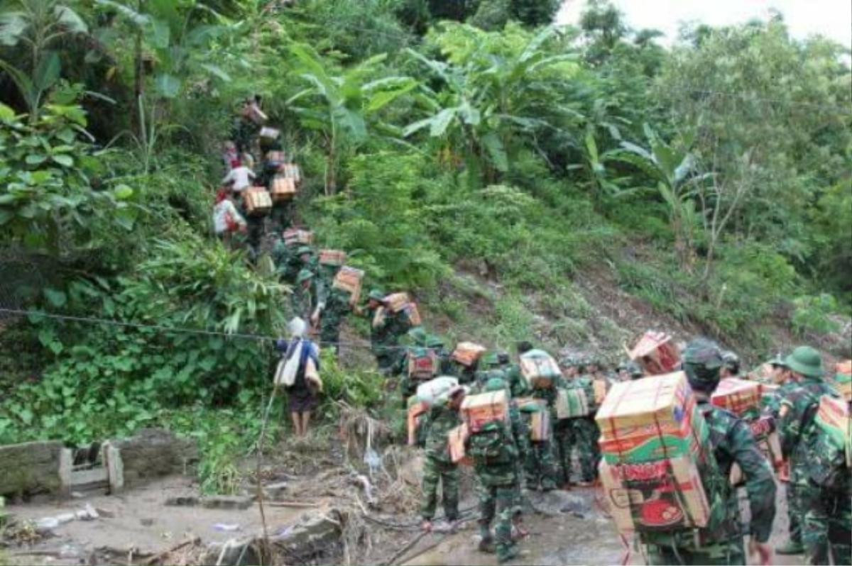 Xúc động hình ảnh những chiến sĩ ăn mì sống, ngủ trên đá trong hành trình vượt rừng giúp đỡ bà con vùng lũ Ảnh 3