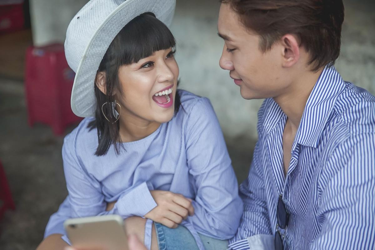 Quên Jun Phạm đi, Hoàng Yến Chibi đã hôn nồng nhiệt 'bạn trai' mới bên bãi biển rồi! Ảnh 8