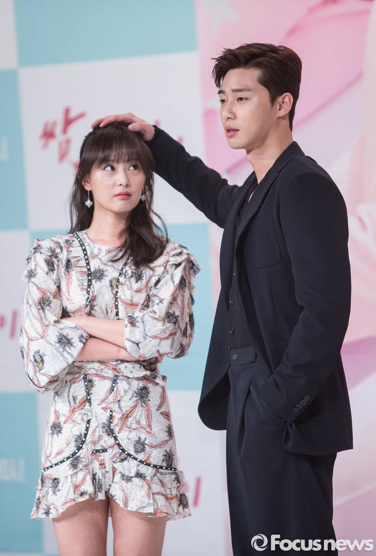 Park Seo Joon nói về chuyện hẹn hò với Kim Ji Won Ảnh 2