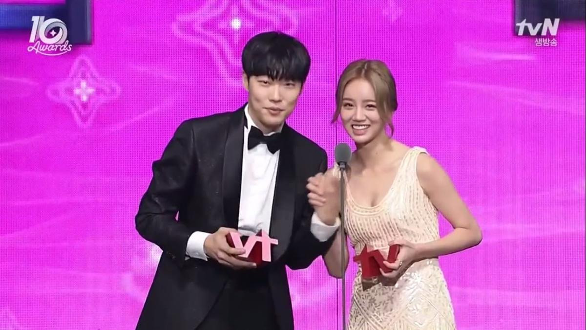 Trước khi 'lội ngược dòng' ngoài đời, Jun Yeol - Hyeri từng tình tứ thế này trên phim Ảnh 33