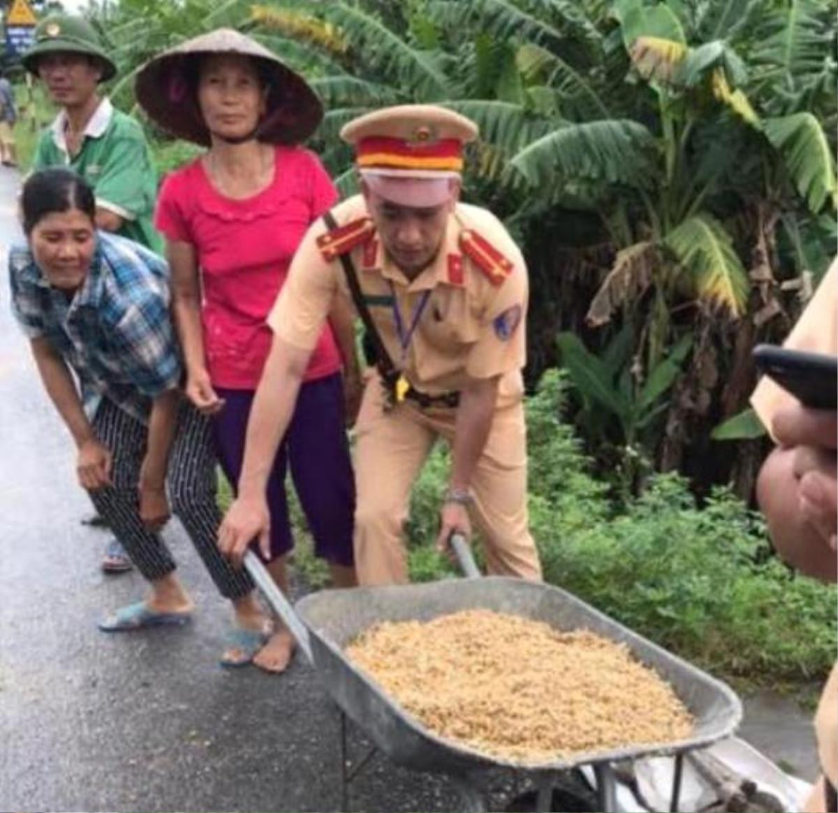 Hàng chục tấn ngô rơi vãi, người dân 'hôi của' còn lại 20 bao mặc sự van xin của tài xế Ảnh 7