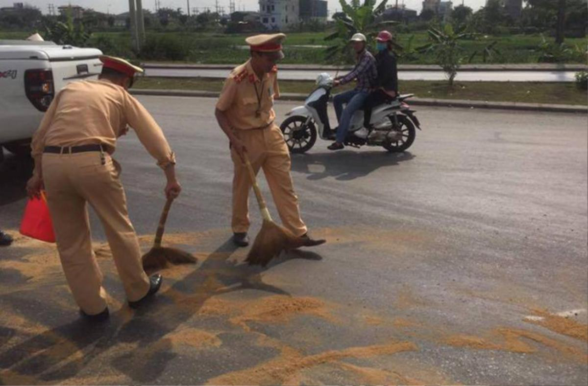 Hàng chục tấn ngô rơi vãi, người dân 'hôi của' còn lại 20 bao mặc sự van xin của tài xế Ảnh 5