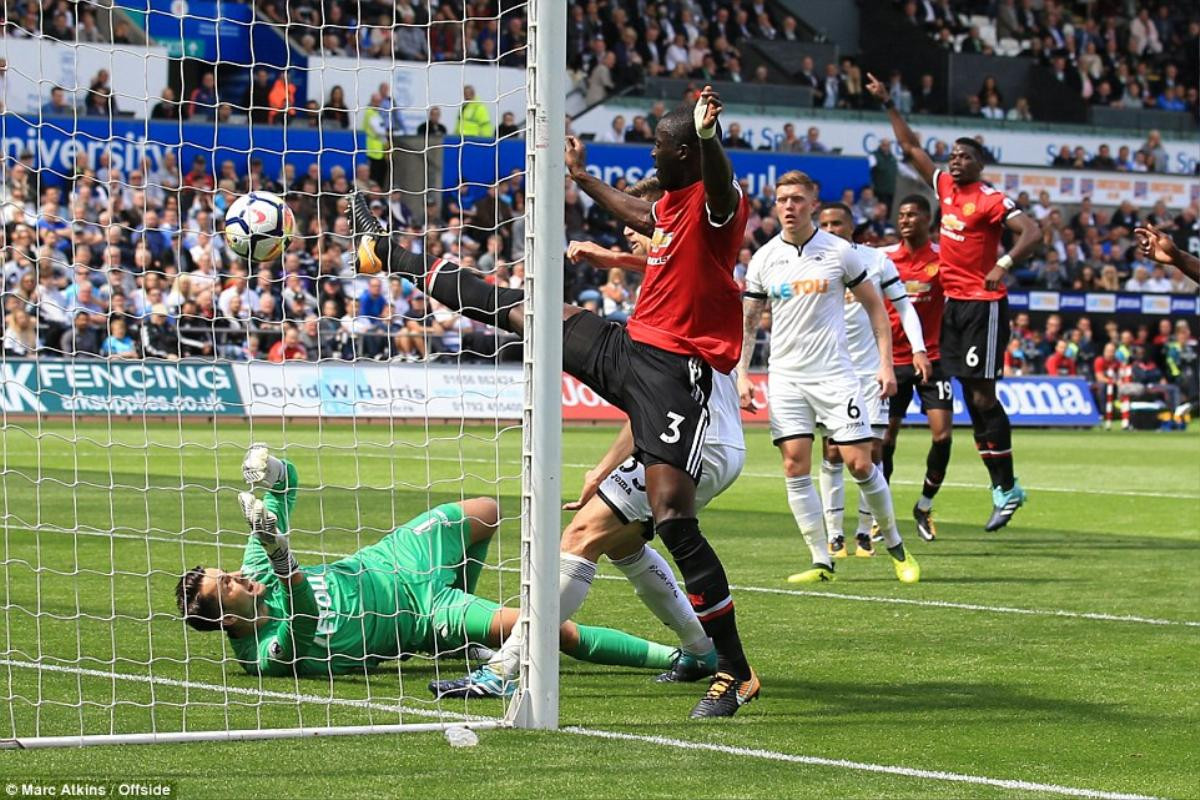 Tam tấu Lukaku - Pogba - Martial tỏa sáng: MU hủy diệt Swansea Ảnh 1