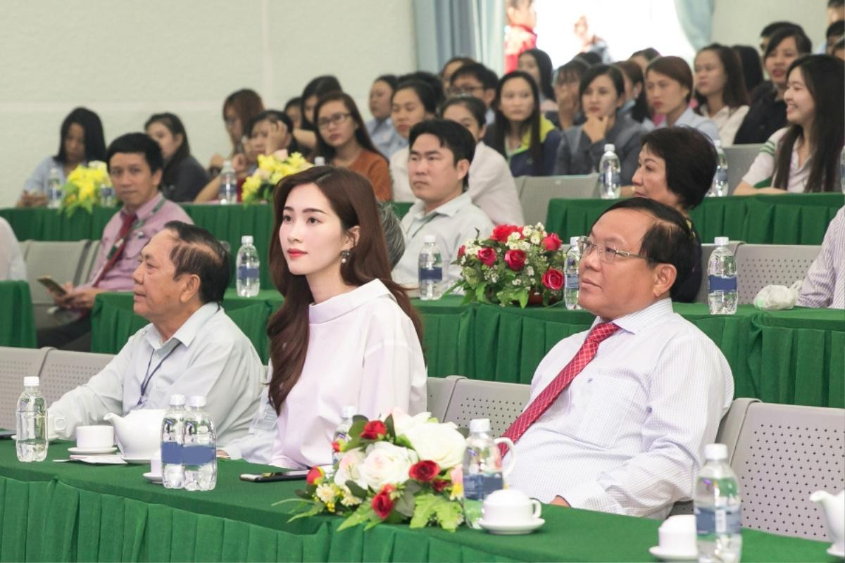 Về trường cũ tặng học bổng, Hoa hậu Thu Thảo bị sinh viên 'quây kín' Ảnh 1